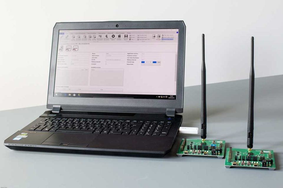 The Lemonbeat Device Development Kit contains two Developer Boards, USB-Dongle, all necessary Software and Documentation. No, not this Laptop. Photo: Dennis Knake/Lemonbeat GmbH