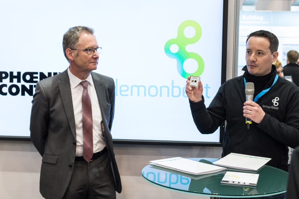 Roland Bent (l), CTO of Phoenix Contact and Oliver van der Mond, CEO of Lemonbeat announce their cooperation at the E-World 2017 in Essen. Foto: Dennis Knake/Lemonbeat