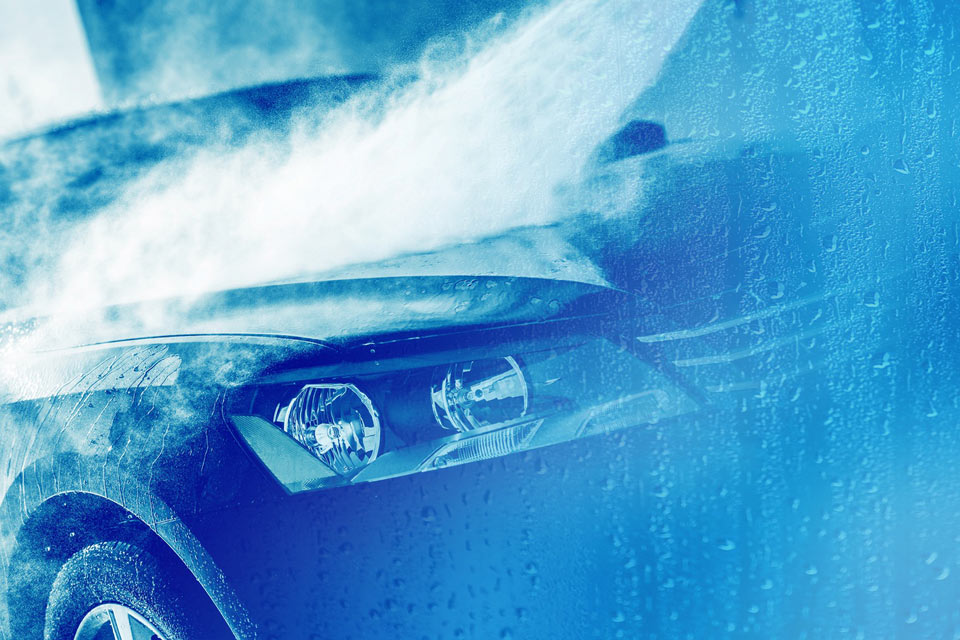 Car in a car wash. Photo: Tomasz Zajda, Fotolia.