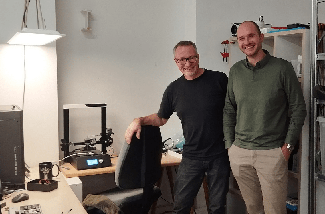 Christoph Bültemann (l.) with Prof. Dr. Sebastian Groß from Bonn-Rhein-Sieg University of Applied Sciences in his Cologne laboratory. On the table by the wall lies the prototype on a measurement setup similar to a 3D printer. Photo: Carsten Roepert